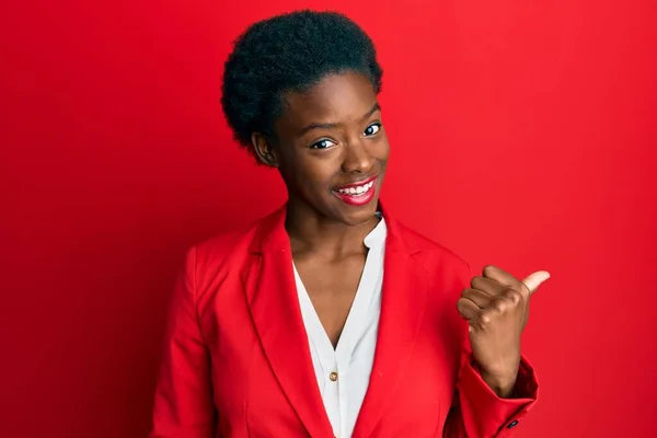 Fiatal Afro Amerikai Lány Üzleti Ruhát Visel Mosolygós Boldog Arccal — Stock Fotó