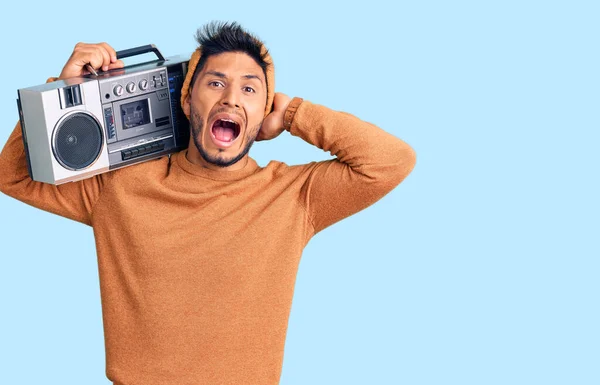 Bonito Jovem Latino Americano Segurando Boombox Ouvindo Música Louca Assustada — Fotografia de Stock