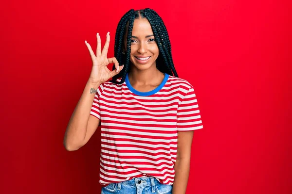 Hermosa Mujer Hispana Vistiendo Ropa Casual Sonriendo Positiva Haciendo Signo —  Fotos de Stock