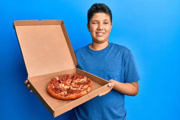 Teenager Hispánec Jíst Chutné Feferonky Pizza Mrkání Kameru Sexy Výraz — Stock fotografie