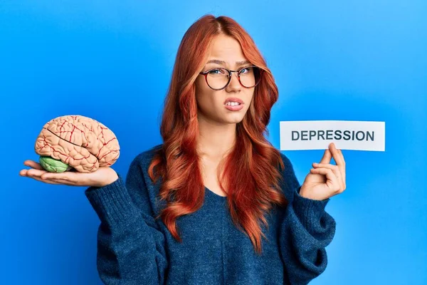Giovane Donna Rossa Con Cervello Depressione Testo Espressione Incapace Confusa — Foto Stock