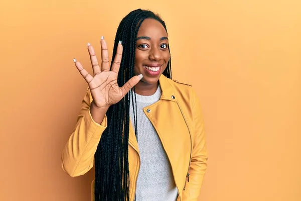 Молодая Африканская Американка Повседневной Куртке Показывает Показывает Пальцами Номер Пять — стоковое фото