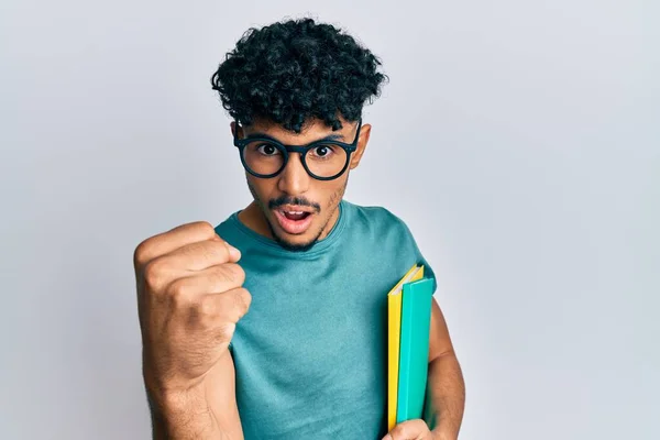 Fiatal Arab Jóképű Férfi Szemüveget Visel Könyveket Tart Bosszús Frusztrált — Stock Fotó