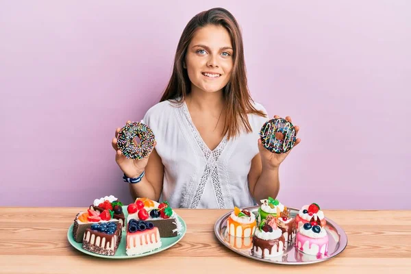 Joven Mujer Caucásica Comiendo Pasteles Para Desayuno Sonriendo Con Una —  Fotos de Stock
