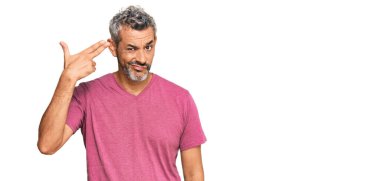 Orta yaşlı, gri saçlı, sıradan kıyafetler giyen, ateş eden ve kendini öldüren bir adam. Eli ve parmağı silah gibi olan, intihar jesti.. 