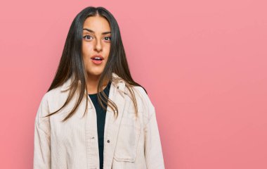 Gündelik giysiler giyen güzel İspanyol kadın şaşırmak için ağzı açık kalmış, korkmuş ve şaşkına dönmüş, inançsız yüz. 