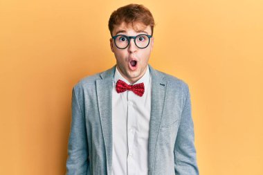 Genç, beyaz tenli, gözlüklü, hippi görünümlü, şık papyonlu, korkmuş ve ağzı açık, şaşırmış, imansız bir adam. 