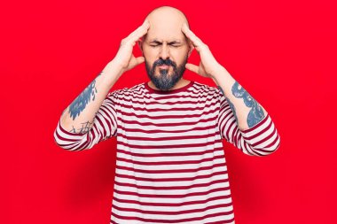 Genç, yakışıklı, gündelik kıyafetler giyen, baş ağrısı çeken çaresiz ve stresli bir adam. Çünkü acı ve migren ağrısı var. Eller başının üstünde.. 