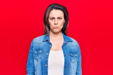 Genç, güzel bir kadın, günlük giysiler giymiş, üzgün ve endişeli, kızgın ve korkmuş. hüzünlü ifade. 