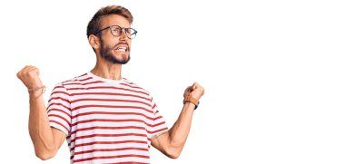 Sakallı, sıradan giyinmiş, gözlüklü, deli deli deli bağıran, sinirli ifadeli ve kolları havada yakışıklı sarışın bir adam. hüsran kavramı. 