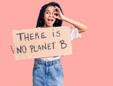 Sevimli Afro-Amerikan kızı kucağında B gezegeni yok gülümseyen mutlu bir afiş tamam işaret ile parmaklarının arasından bakıyor 