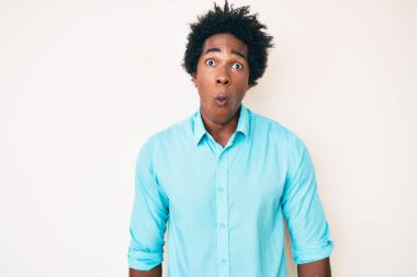 Yakışıklı Afro saçlı, sıradan kıyafetler giyen, korku ve heyecan dolu bir yüz ifadesinden korkan ve şok olan Afro-Amerikan erkeği.. 