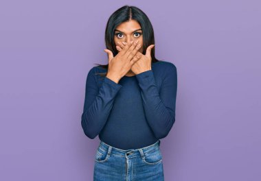 Gündelik giysiler giyen genç Latin transseksüel kadın yanlışlıkla ağızlarını kapatarak şok geçirdi. gizli kavram. 