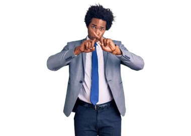 Afro saçlı, iş ceketi giyen yakışıklı Afro-Amerikalı adam. Reddedilmiş yüz ifadesi. Eksi işareti yaparak parmaklarını çapraz yap. 