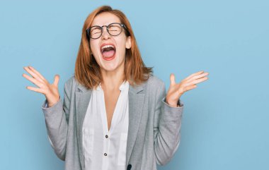 İş stili takmış beyaz bir kadın ve gözlük takarak başarının çılgınlığını kutluyor. Kolları havada, gözleri kapalı, heyecanlı çığlıklar atıyorlar. Kazanan konsept 