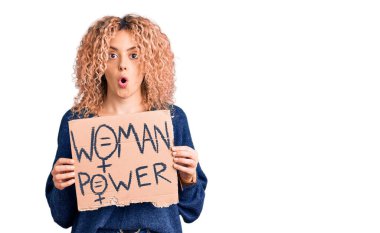 Sarışın, kıvırcık saçlı genç bir kadına ihtiyacımız var. Değişim afişi lazım. Korkmuş ve şaşkın bir şekilde ağzı açık, inançsız bir yüz. 