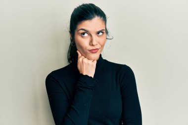 Gündelik kıyafetler giyen genç İspanyol kadın şüphe üzerine yoğunlaşmıştı. Parmakları çenesinde ve yukarı bakıyordu. 