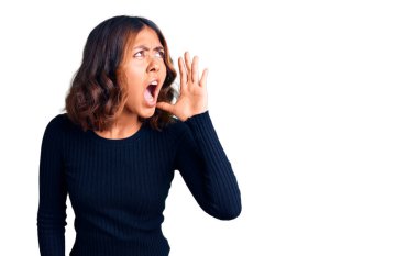 Genç, güzel, melez bir kadın günlük kıyafetler giyip el ele tutuşarak bağırıyor ve bağırıyor. iletişim konsepti. 