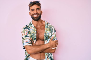 Latin kökenli genç bir adam günlük giysiler giyiyor. Düşünme tarzı ve ayık yüz ifadesi. Kendine güveni tam. 