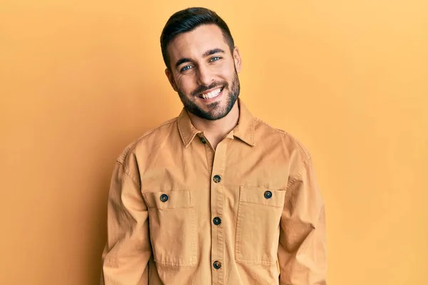 Joven Hombre Hispano Usando Ropa Casual Con Una Sonrisa Alegre — Foto de Stock