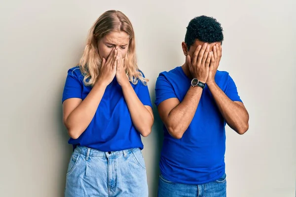 Junges Gemischtrassiges Paar Lässiger Kleidung Mit Traurigem Gesichtsausdruck Das Gesicht — Stockfoto