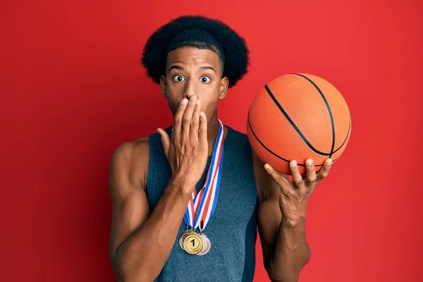 Hombre Afroamericano Con Pelo Afro Llevando Medallas Ganadoras Jugador Baloncesto — Foto de Stock