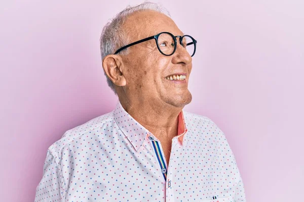 Senior Kaukasischen Mann Trägt Lässige Kleidung Und Brille Zur Seite — Stockfoto