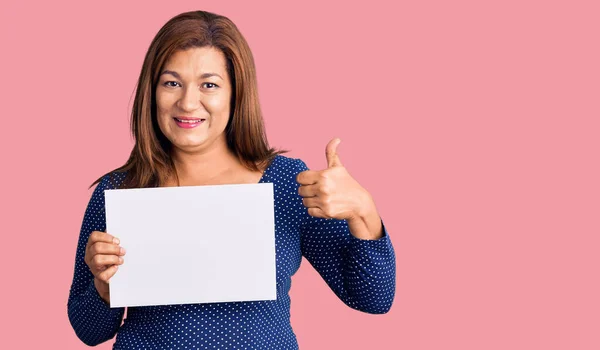 Mulher Latina Meia Idade Segurando Banner Papel Com Espaço Branco — Fotografia de Stock