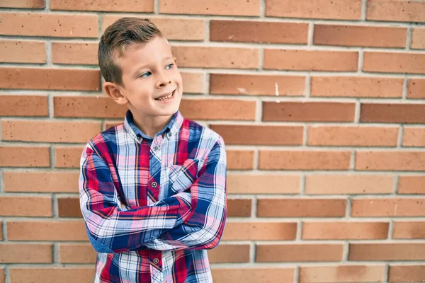 Αξιολάτρευτο Καυκάσιο Αγόρι Σταυρωμένα Χέρια Χαμογελαστό Χαρούμενο Ακουμπισμένο Στον Τοίχο — Φωτογραφία Αρχείου