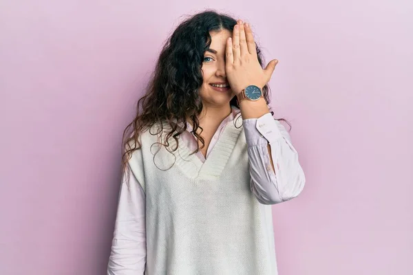 Mujer Morena Joven Con Pelo Rizado Con Ropa Casual Cubriendo —  Fotos de Stock