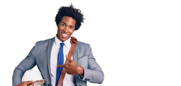 Bonito Homem Americano Africano Com Cabelo Afro Segurando Arquiteto Hardhat — Fotografia de Stock