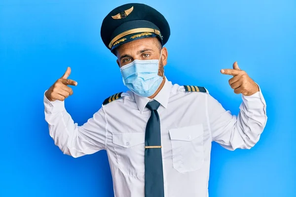 Jóképű Férfi Szakállas Pilóta Egyenruhában Biztonsági Maszkot Visel Magabiztosan Néz — Stock Fotó