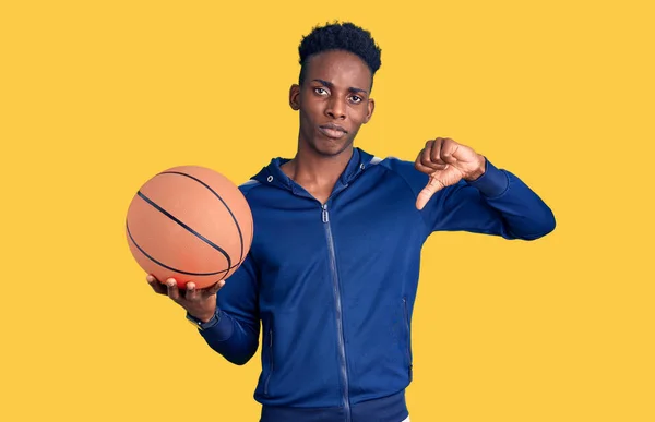 Молодой Африканский Американец Держит Баскетбольный Мяч Сердитым Лицом Негативный Знак — стоковое фото