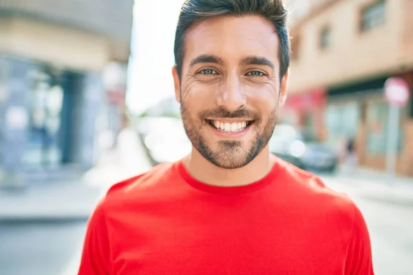 Joven Hombre Hispano Guapo Sonriendo Feliz Pie Con Sonrisa Cara —  Fotos de Stock