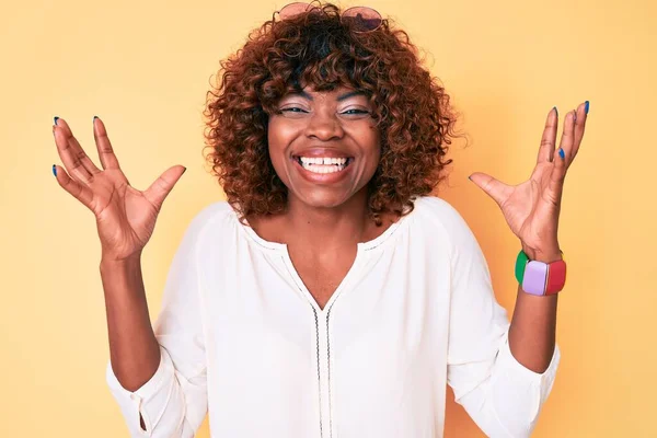 Genç Afro Amerikalı Kadın Gündelik Giysiler Giyip Başarının Çılgınlığını Kutluyor — Stok fotoğraf