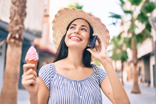 若いですラテン観光の女の子オン休暇話してオンザスマートフォン食べるアイスクリームにザ街 — ストック写真