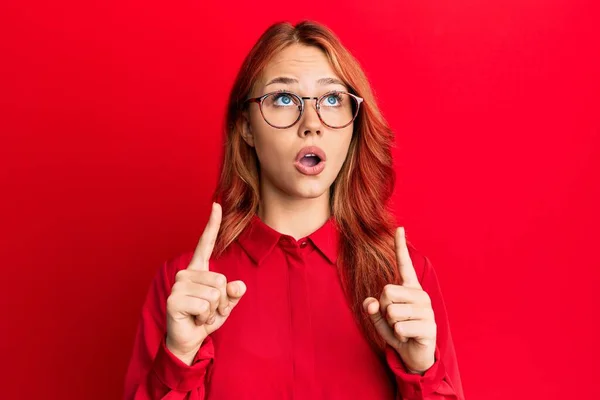 Jovem Mulher Ruiva Bonita Vestindo Roupas Casuais Óculos Sobre Fundo — Fotografia de Stock