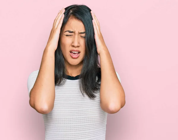 Schöne Asiatische Junge Frau Trägt Legeres Weißes Shirt Und Leidet — Stockfoto