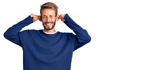 Hombre Guapo Rubio Con Barba Vistiendo Suéter Casual Sonriendo Tirando —  Fotos de Stock