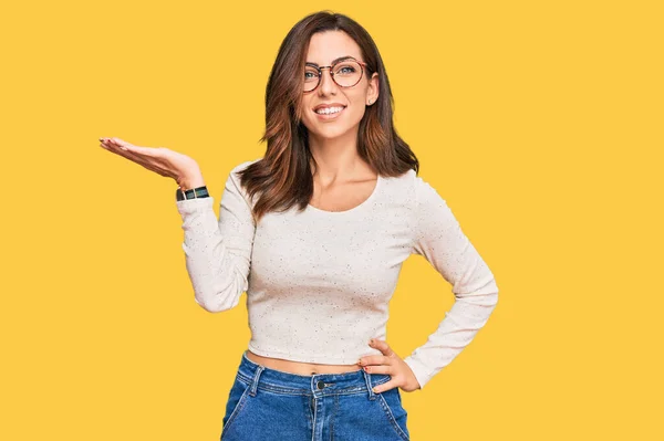 Joven Morena Vestida Con Ropa Casual Gafas Sonriente Alegre Presentando — Foto de Stock