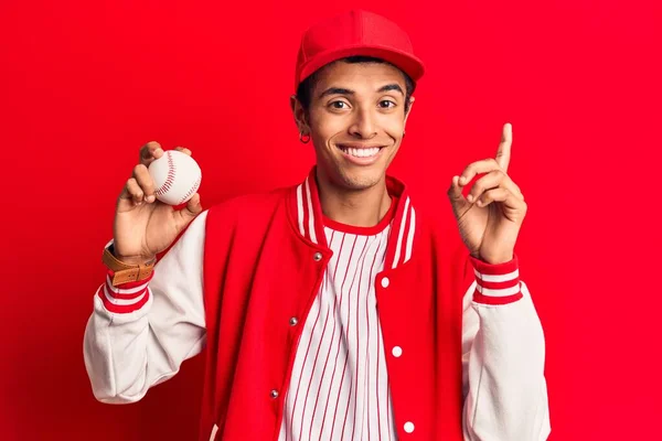 Jovem Americano Africano Vestindo Uniforme Beisebol Segurando Bola Surpreso Com — Fotografia de Stock