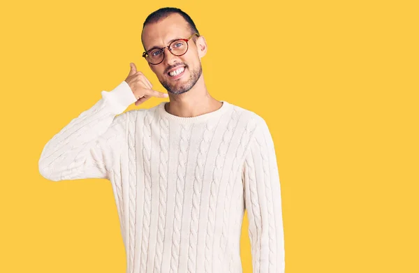 Homem Bonito Jovem Vestindo Roupas Casuais Óculos Sorrindo Fazendo Gesto — Fotografia de Stock