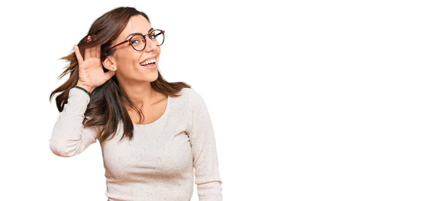 Genç Esmer Kadın Günlük Giysiler Gözlük Takmış Sırıtarak Dedikodu Dedikoduları — Stok fotoğraf
