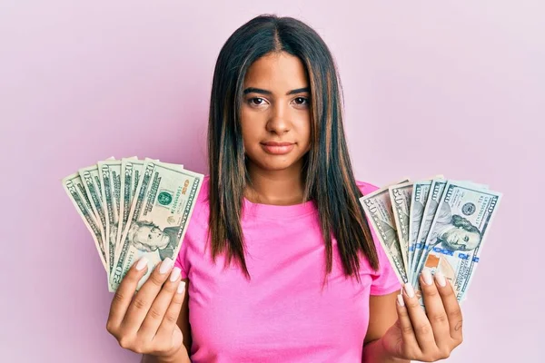 Menina Latina Segurando Dólares Relaxado Com Expressão Séria Rosto Simples — Fotografia de Stock