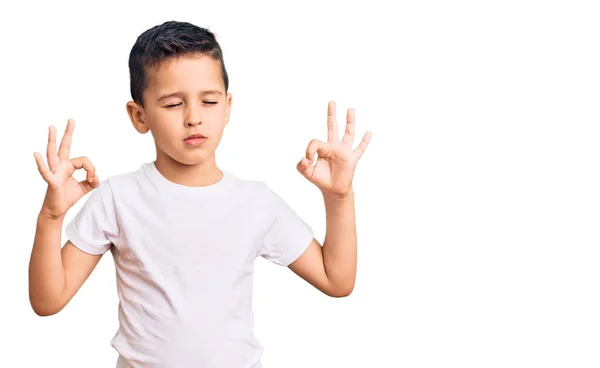 Kleine Schattige Jongen Draagt Casual Witte Tshirt Ontspannen Glimlachen Met — Stockfoto