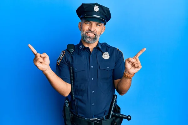 Homem Bonito Meia Idade Vestindo Uniforme Policial Sorrindo Confiante Apontando — Fotografia de Stock
