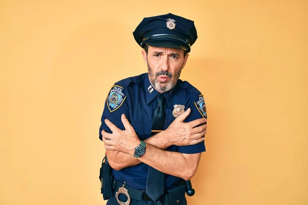 Homem Hispânico Meia Idade Vestindo Uniforme Policial Tremendo Congelamento Para — Fotografia de Stock
