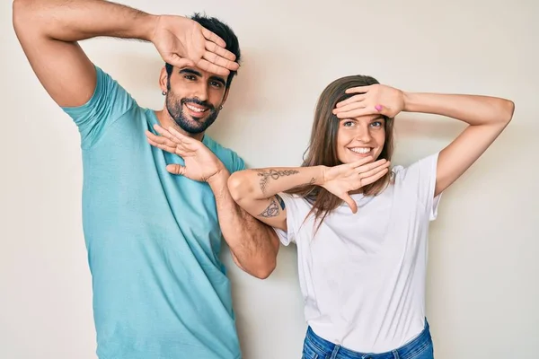 Bela Jovem Casal Namorado Namorada Juntos Sorrindo Alegre Jogando Espreitar — Fotografia de Stock