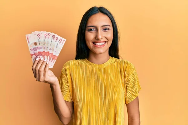 Jonge Brunette Vrouw Holding Colombian Pesos Bankbiljetten Kijken Positief Gelukkig — Stockfoto