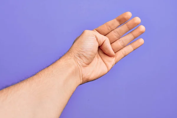Mano Joven Caucásico Mostrando Dedos Sobre Fondo Púrpura Aislado Contando — Foto de Stock